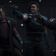Imagen para el artículo titulado Internet se cachondea de The Mandalorian después de que un hombre en vaqueros se cuele en una escena